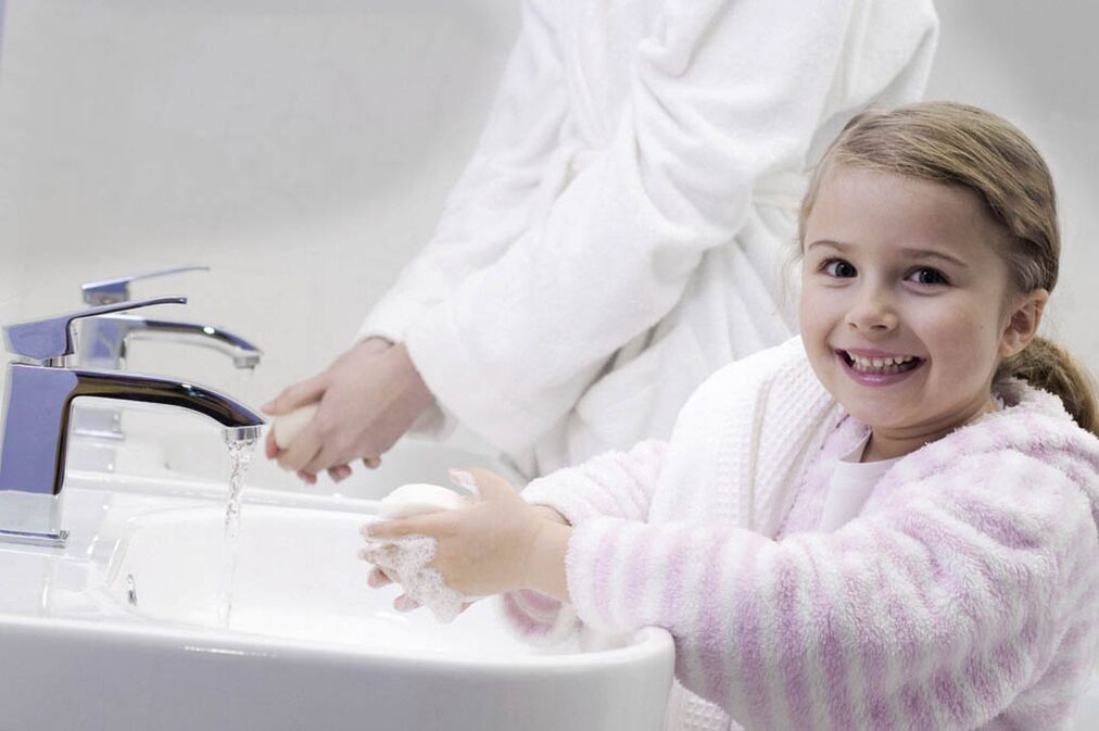 mytí rukou, aby se zabránilo infekci červy