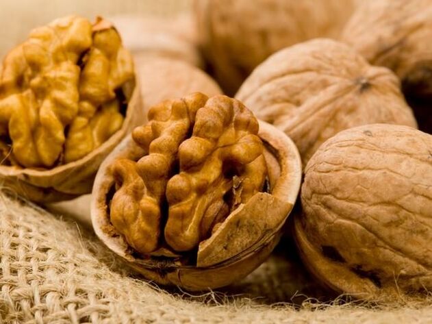 Pro účely léčby helmintiázy doma se používá vlašský ořech. 