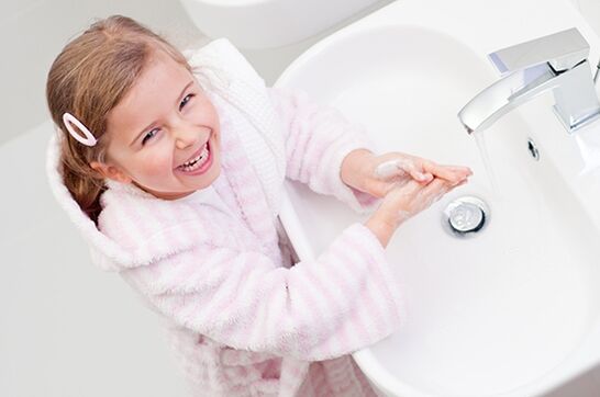 Abyste se chránili před infekcí červy, musíte si umýt ruce
